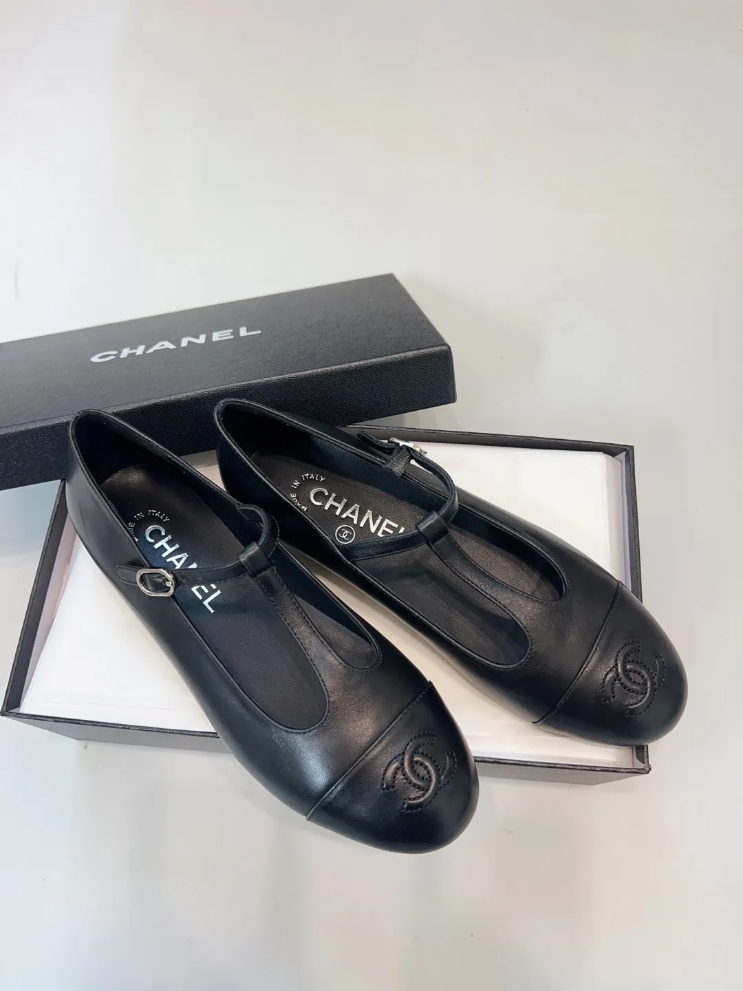 👟👟Ex-factory price 520👟👟 CHANEL Chanel classic three-color T-strap flat ballet shoes, Mary Jane shoes, Grandma Xiang’s consistent elegant ladylike temperament, full of high-end sense! It’s very nice on the feet~Whether it’s worn barefoot or paired with skirts or trousers, it’s very versatile! Incomparably beautiful! It’s so special. I’m very impressed with the details. (The version bought at the counter is developed and made according to the authentic 1:1 version. The details are perfect and more refined and durable. The upper foot is very pedicure-type. The key point is that it is very good and easy to control. ▪Fabric: Original custom-made mixed sheep. ▪Inner lining: imported sheepskin. ▪Outsole: Italian leather outsole. ▪Size: 35-39 (40, 41, 42 are custom-made and cannot be returned)